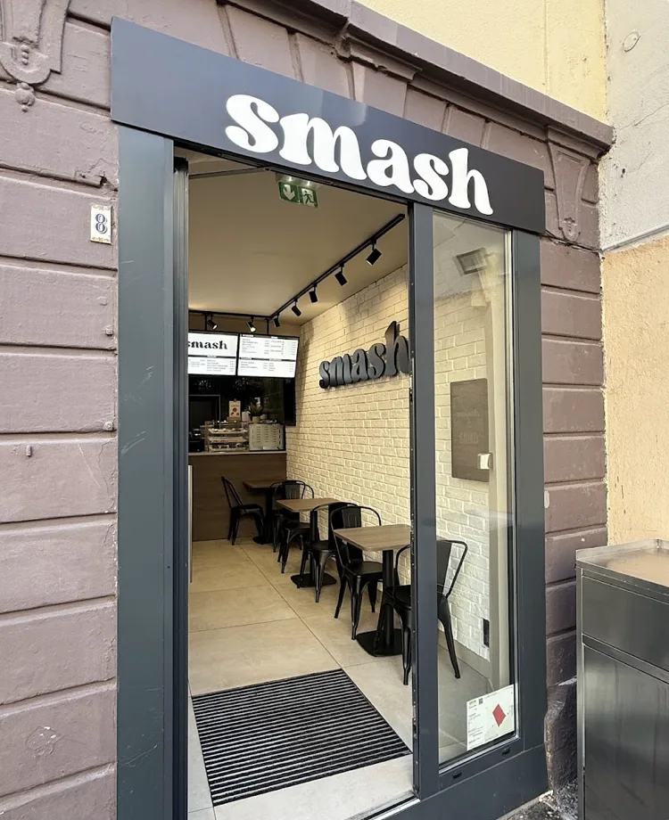 La devanture noire de Smash, avec le logo blanc