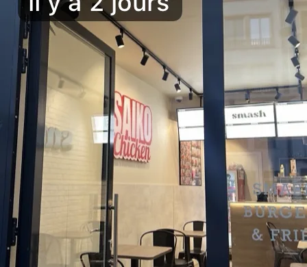 La salle, avec le comptoir Smash et l’enseigne Saiko Chicken